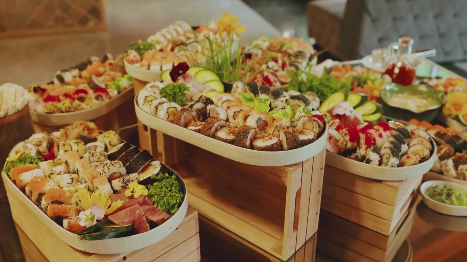 Sushi-Buffet in Holzschalen mit Maki und Nigiri